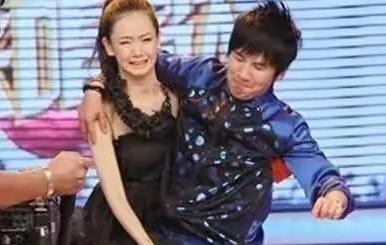 明星人出糗场面,一场场出糗场面引网友热议