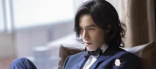 男明星解围,展现绅士风度