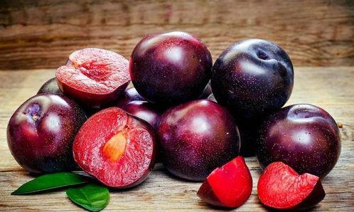 梦到好多瓜还有吃李子,瓜果飘香，李子甘甜