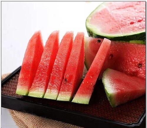 女的景区吃瓜,女性游客的甜蜜食趣