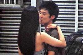 男子和明星亲吻视频